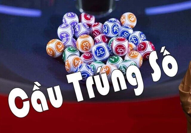 Alt: Người đang thực hiện nghi lễ cầu trúng số